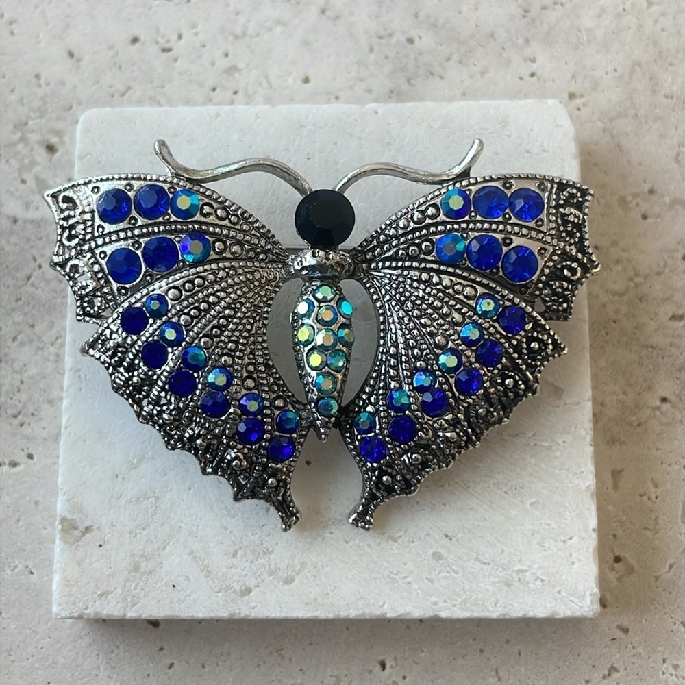 Gold tone blue crystal butterfly 🦋 brooch